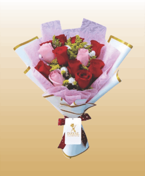 Box con 12 Rosas Surtidas y Claveles mas Envoltura Decorativa