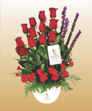 Arreglo con 12 Rosas Rojas, Claveles y Follajes