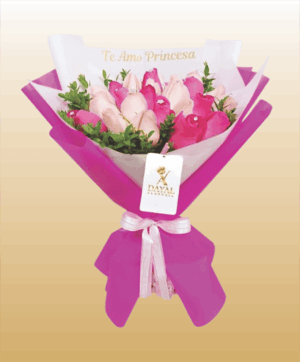 Ramo con 24 Rosas Rosadas y Fucsias mas Follaje y Envoltura Decorativa