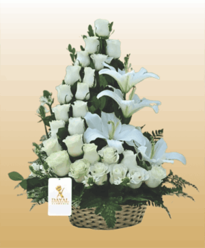 Canasta con 24 Rosas y Lilium Blancas mas Follaje