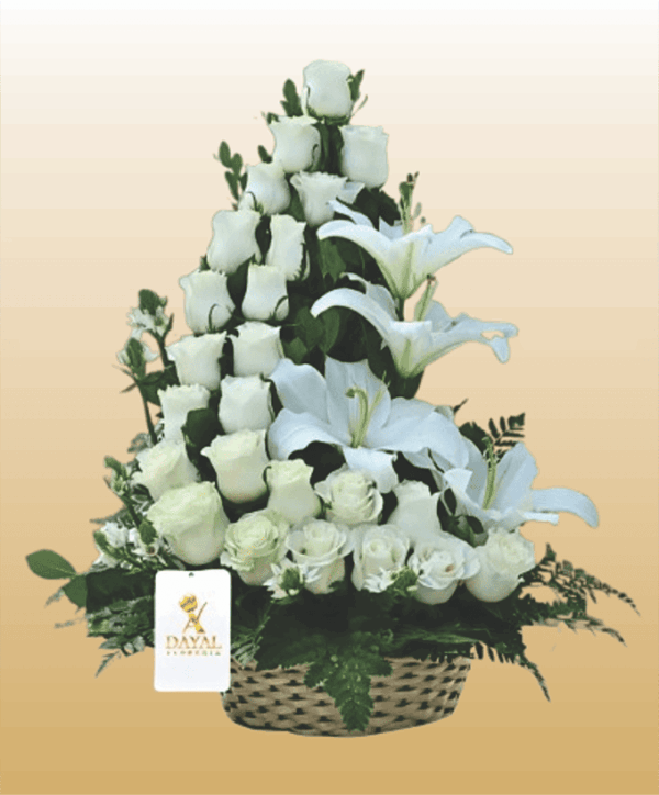 Canasta con 24 Rosas y Lilium Blancas mas Follaje