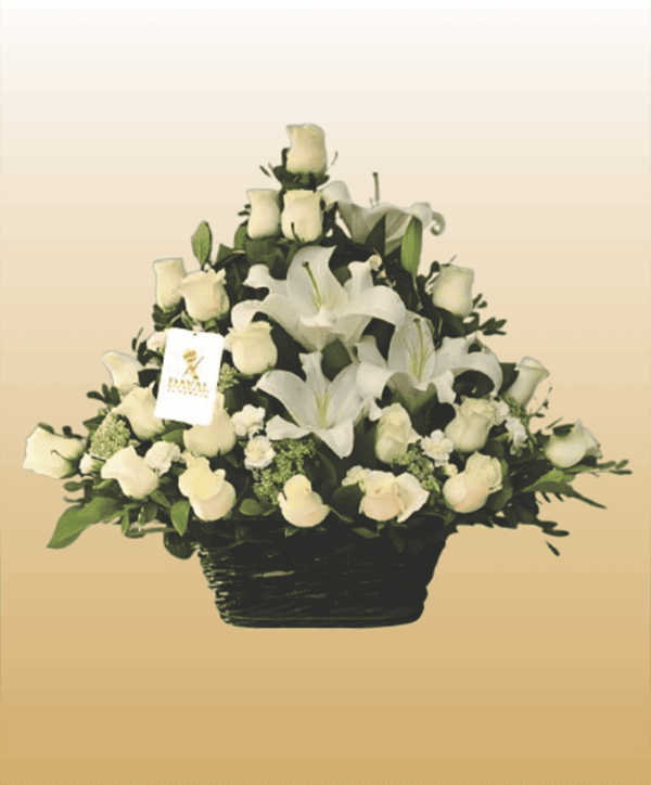 Canasta de Mimbre con 24 Rosas, Lilium y Claveles Blancos