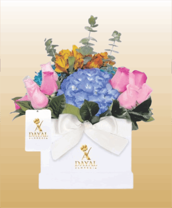 Box con 12 Rosas Rosadas, Hortensias y Flores Variadas