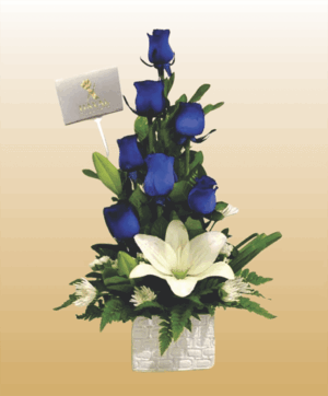 Arreglo con 7 Rosas Azules Lilium Blanco y Fino Follaje