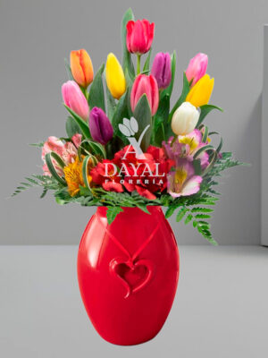 Base de Cerámica con detalle Corazón con 10 Tulipanes de colores mas flores variadas