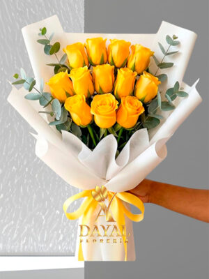 03 Ramo con 12 rosas amarillas mas fino follaje en envoltura decorativa