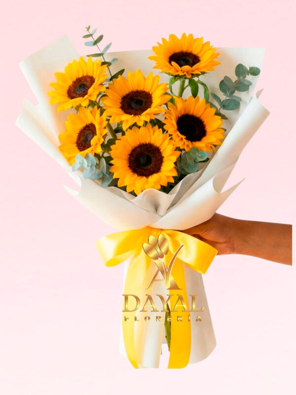 04 Ramo con 6 girasoles y follaje en envoltura decorativa