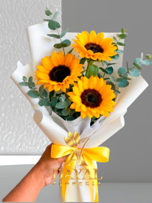 05 Ramo con 3 girasoles y follaje mas envoltura decorativa