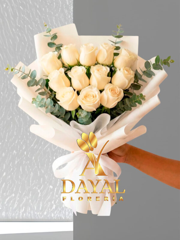 Ramo con 12 rosas blancas mas follaje en envoltura decorativa
