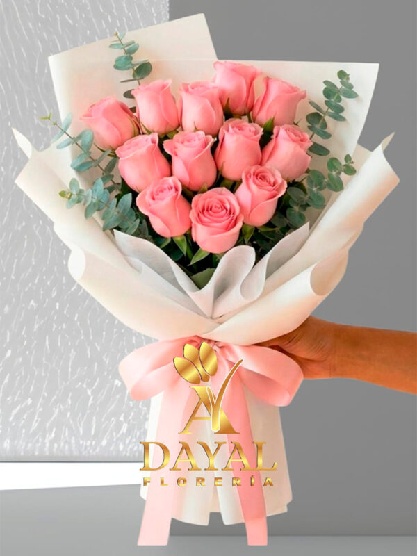 Ramo con 12 rosas rosadas mas follaje en envoltura decorativa