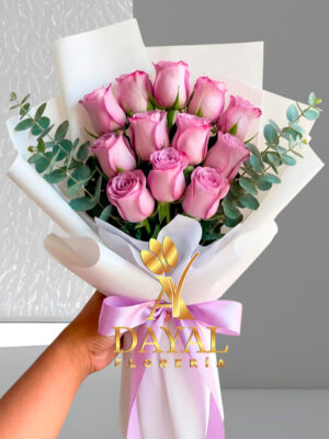 08 Ramo con 12 rosas lilas mas follaje en envoltura decorativa