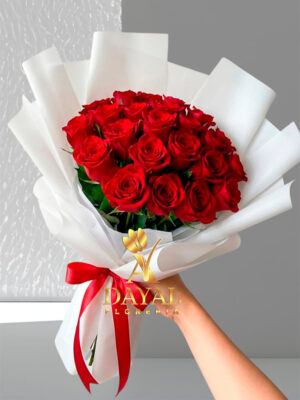 09 Ramo buchón con 24 rosas rojas mas envoltura decorativa