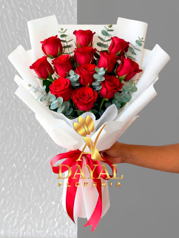 10 Ramo con 12 rosas rojas mas follaje en envoltura decorativa