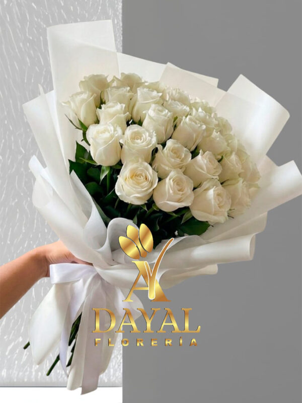 13 Ramo buchón con 24 rosas blancas mas envoltura decorativa