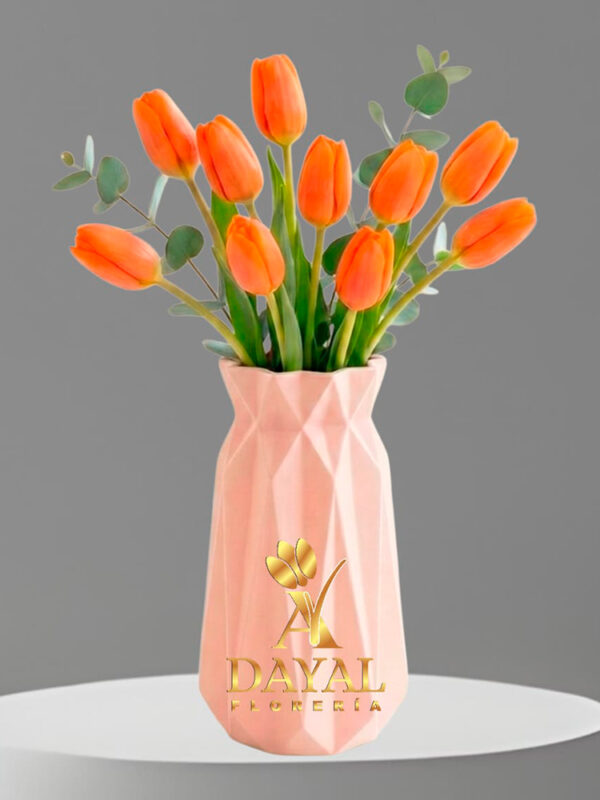 Florero de cerámica con 10 tulipanes anaranjados mas follaje