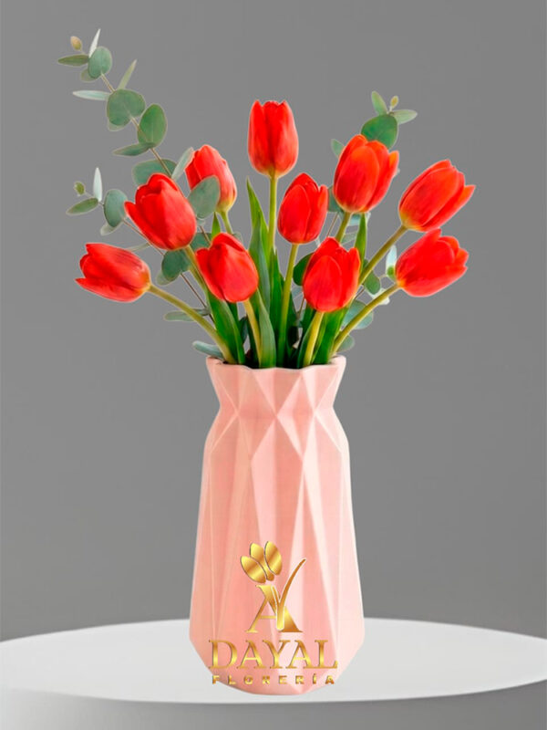 Florero de cerámica con 10 tulipanes rojos mas follaje