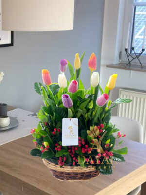 Canasta con 10 tulipanes colores Canasta con 10 tulipanes colores