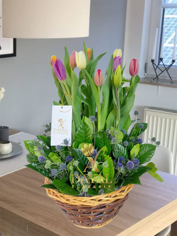 Canasta con tulipanes